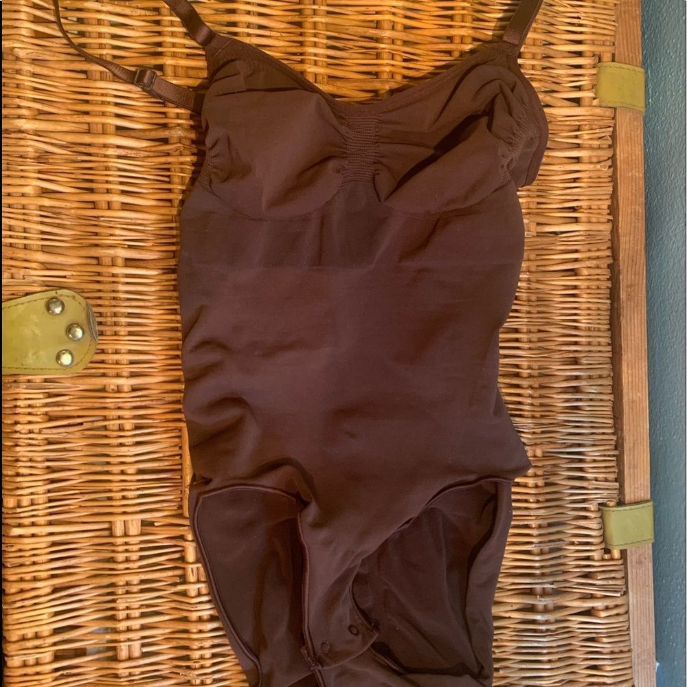 NWT Skims Sculpting Bodysuit with Snap in Cocoa - Picture 9 of 12